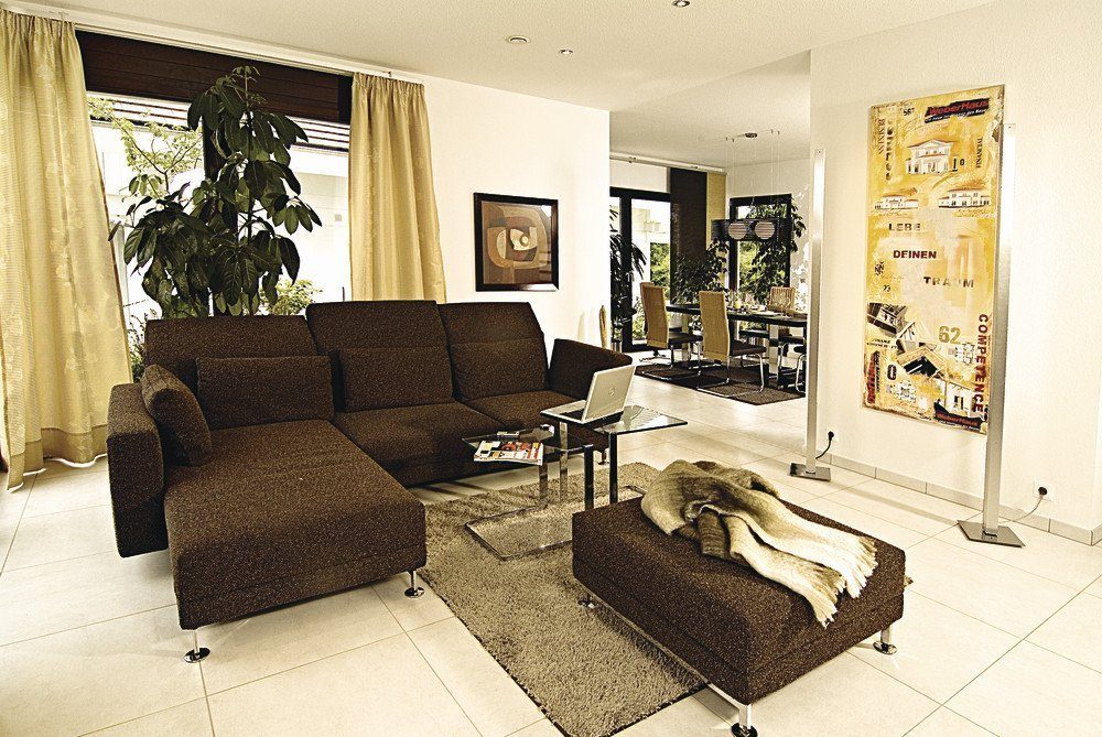 WeberHaus Individual - Ein Wohnzimmer mit Möbeln und einem Fernseher - Wohnzimmer