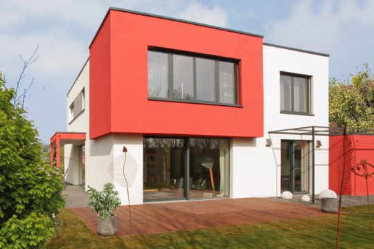 Cubus München - Ein Haus, das ein Schild an der Seite eines Gebäudes hat - Haus