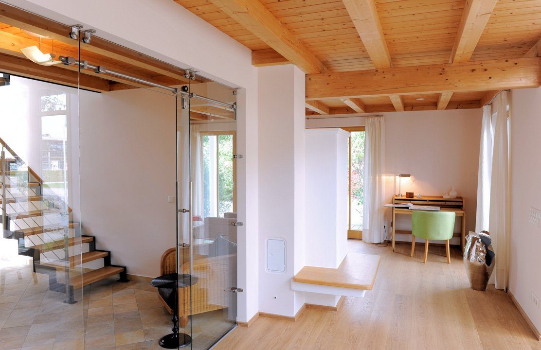 Huber Holzhaus - Ein Wohnzimmer voller Möbel auf einem harten Holzboden - Haus