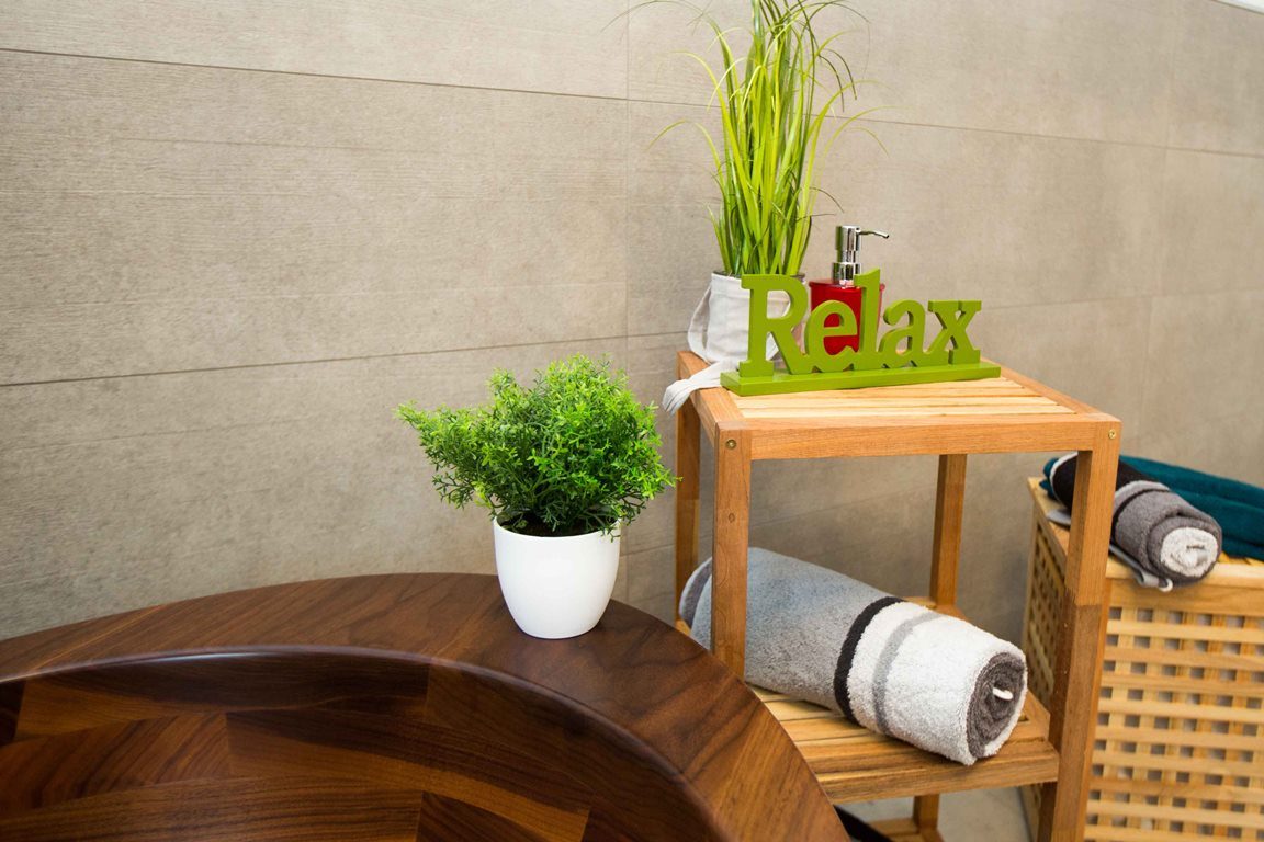 Musterhaus Poing - Eine Blumenvase sitzt auf einem Holztisch - Streif