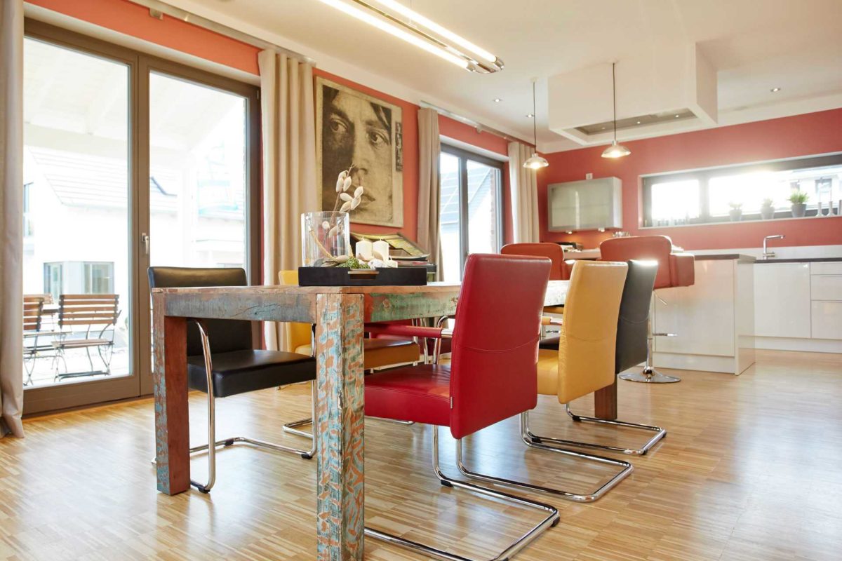 Plus-Energiehaus Isabella - Ein großer roter Stuhl in einem Raum - Gussek Haus