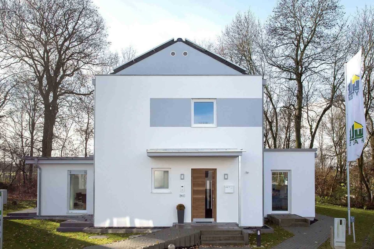 Haus Patria - Ein großes weißes Gebäude vor einem Haus mit Bulloch Hall im Hintergrund - Haus