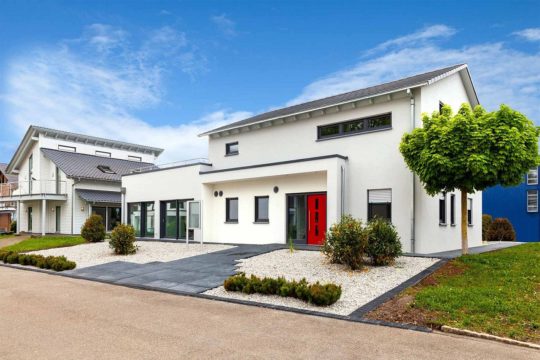 Musterhaus 2 Fellbach - Ein großes Backsteingebäude mit Gras vor einem Haus - Haus