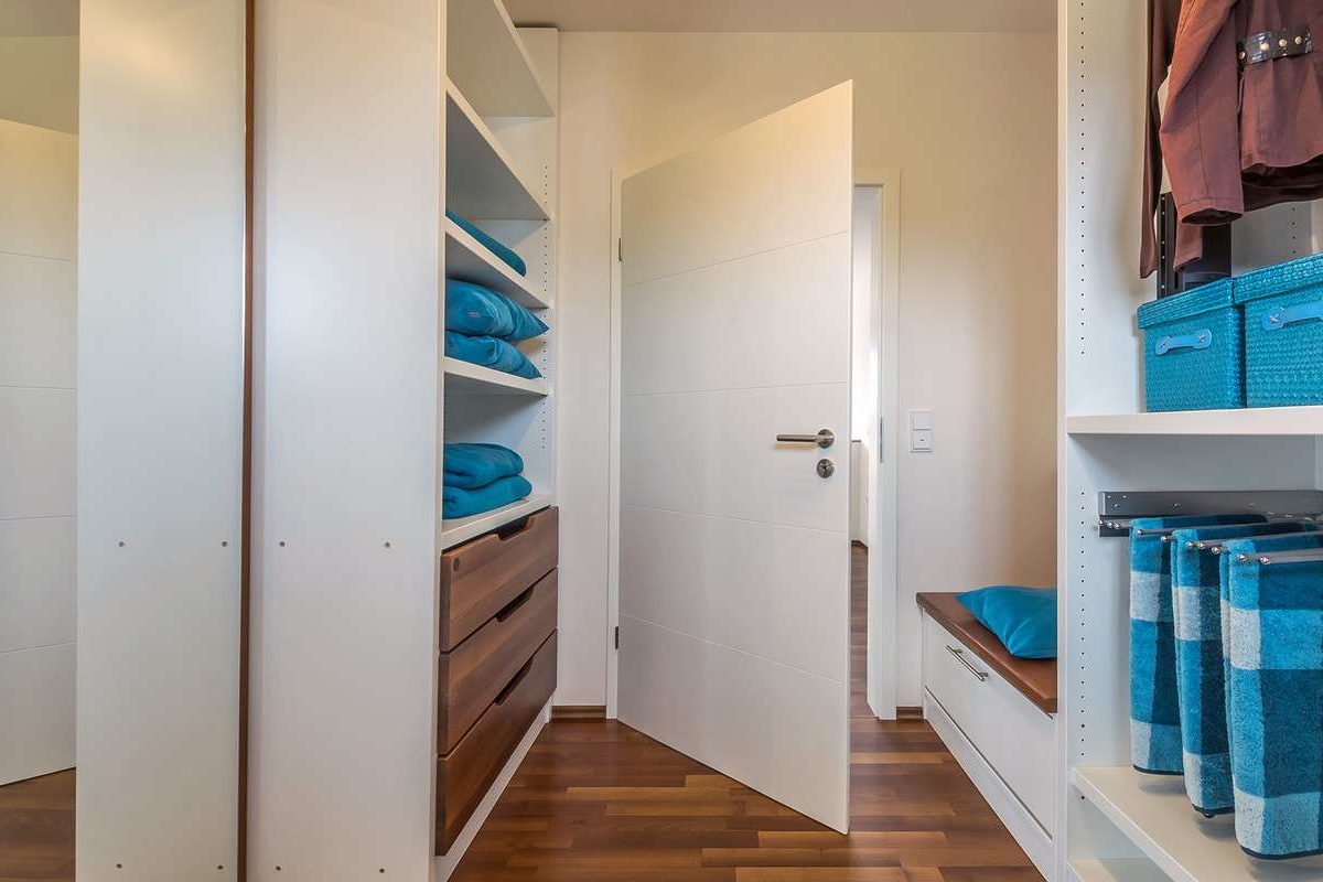 Musterhaus Falkenberg 150 - Ein weißer Kühlschrank mit Gefrierfach sitzt in einem Raum - Haus