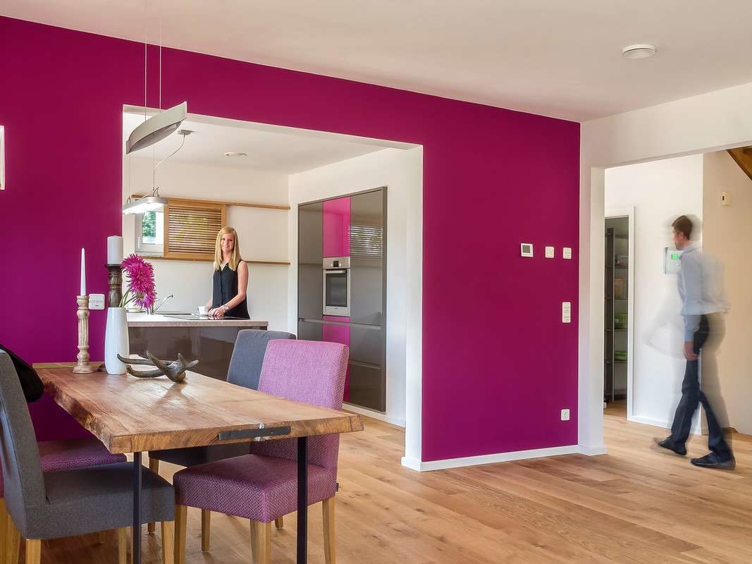 Musterhaus Falkenberg 168 - Eine Person in einem rosa Raum - Interior Design Services