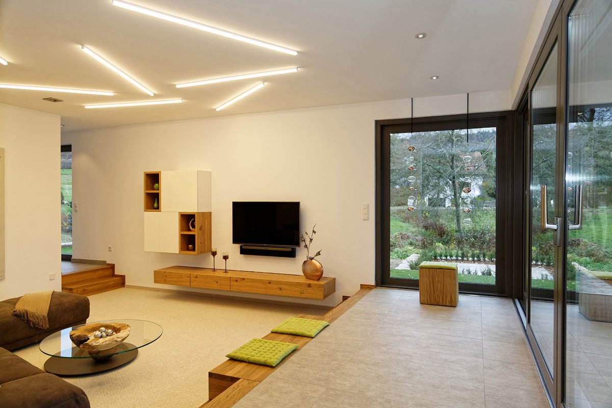 Musterhaus Satchmo Netphen-Hainchen - Ein Wohnzimmer mit Möbeln und einem Flachbildfernseher - Wohnzimmer