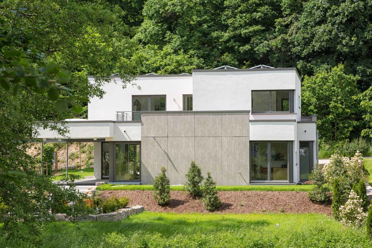 Musterhaus Satchmo Netphen-Hainchen - Ein haus mit büschen vor einem gebäude - Haus