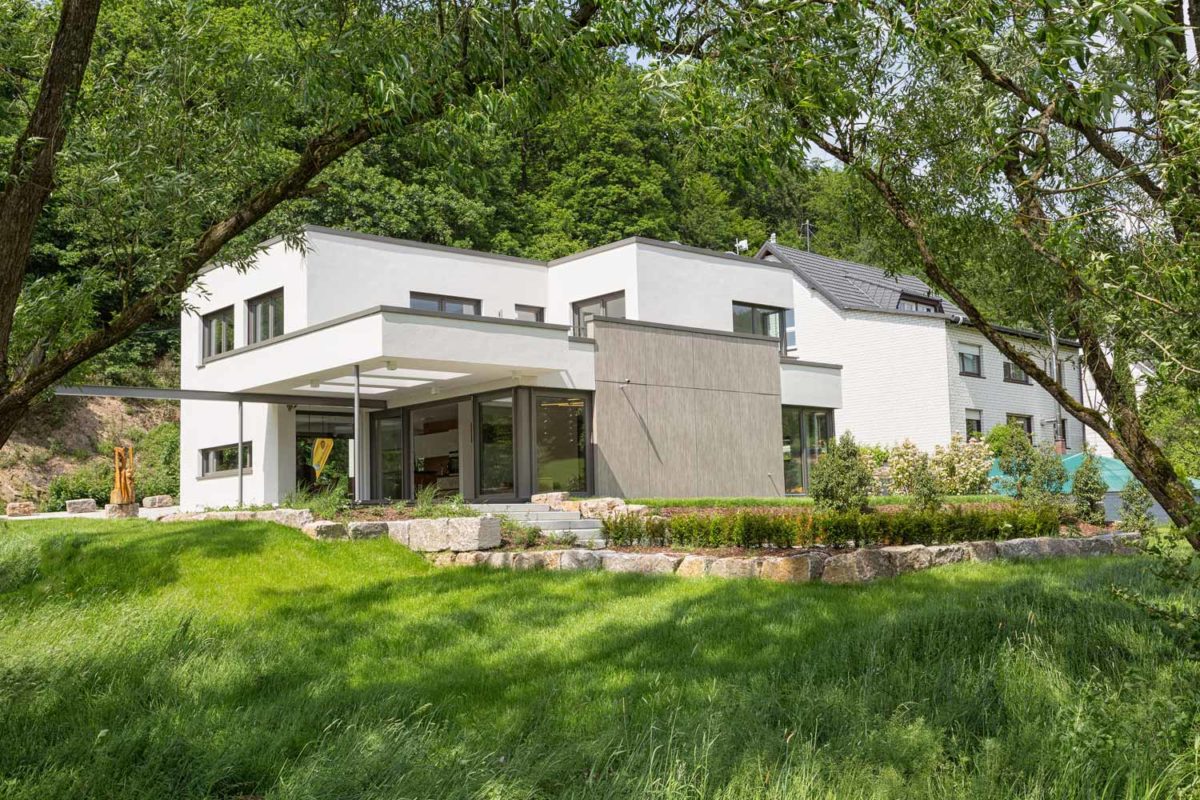 Musterhaus Satchmo Netphen-Hainchen - Eine große Wiese vor einem Haus - Büdenbender Hausbau Musterhaus Satchmo