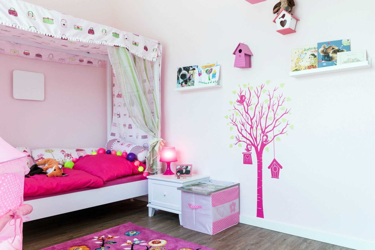 Musterhaus Schkeuditz - Ein Schlafzimmer voller rosa Blumen - Haus