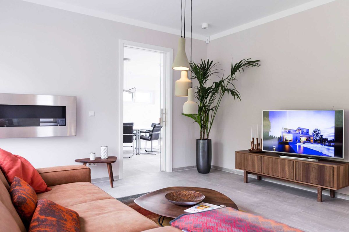 Musterhaus Schkeuditz - Ein Wohnzimmer mit Möbeln und einem Flachbildfernseher - Haus