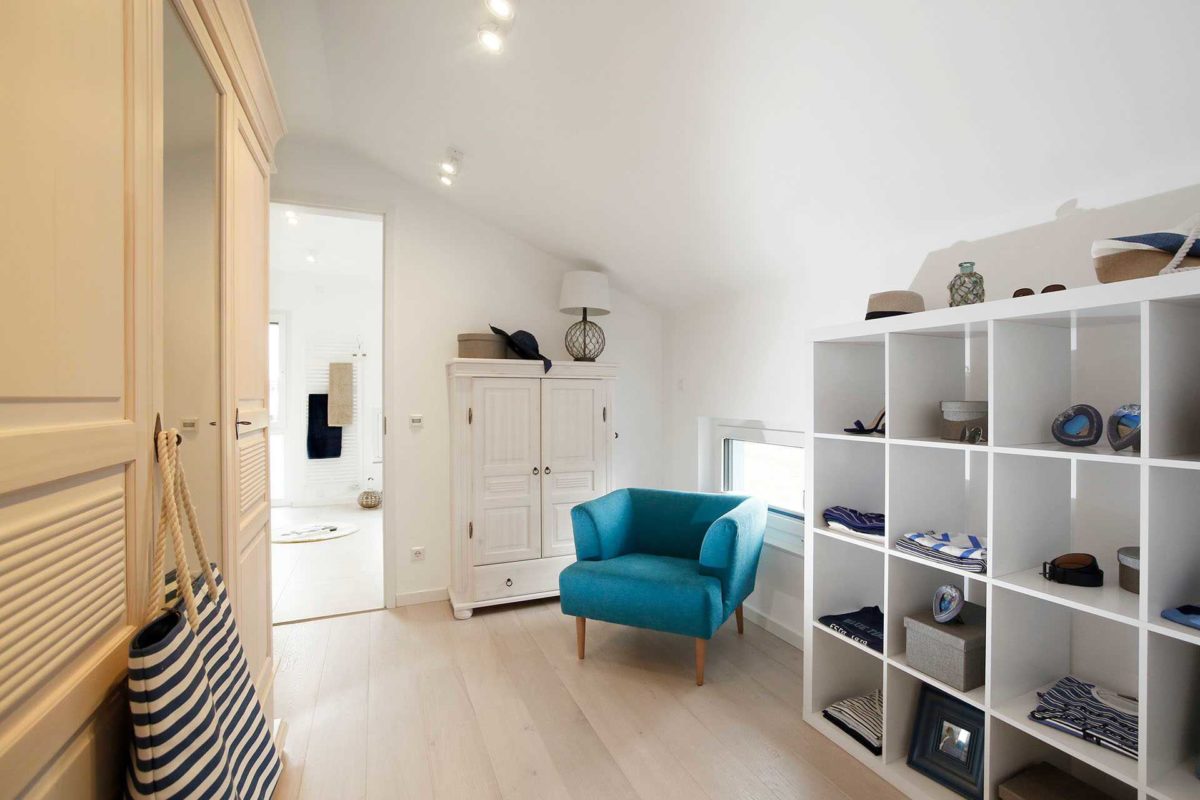 Musterhaus Werder - Ein Raum mit Möbeln und einem Kühlschrank - Fußboden