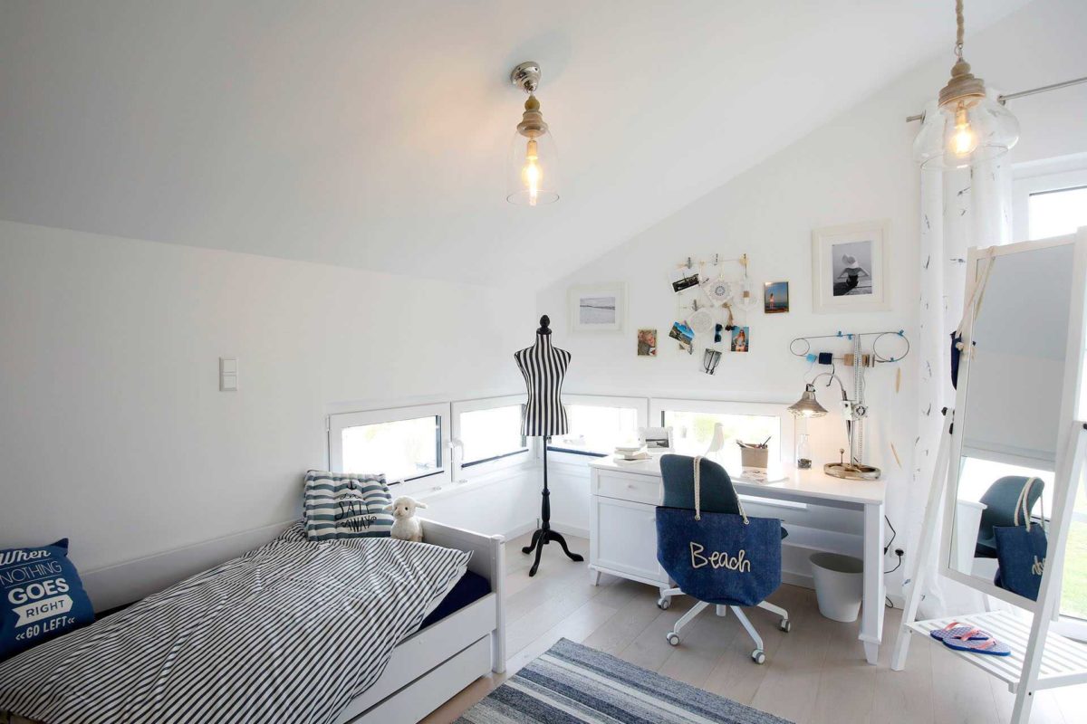 Musterhaus Werder - Ein Schlafzimmer mit einem Bett und einem Schreibtisch in einem Raum - Haus