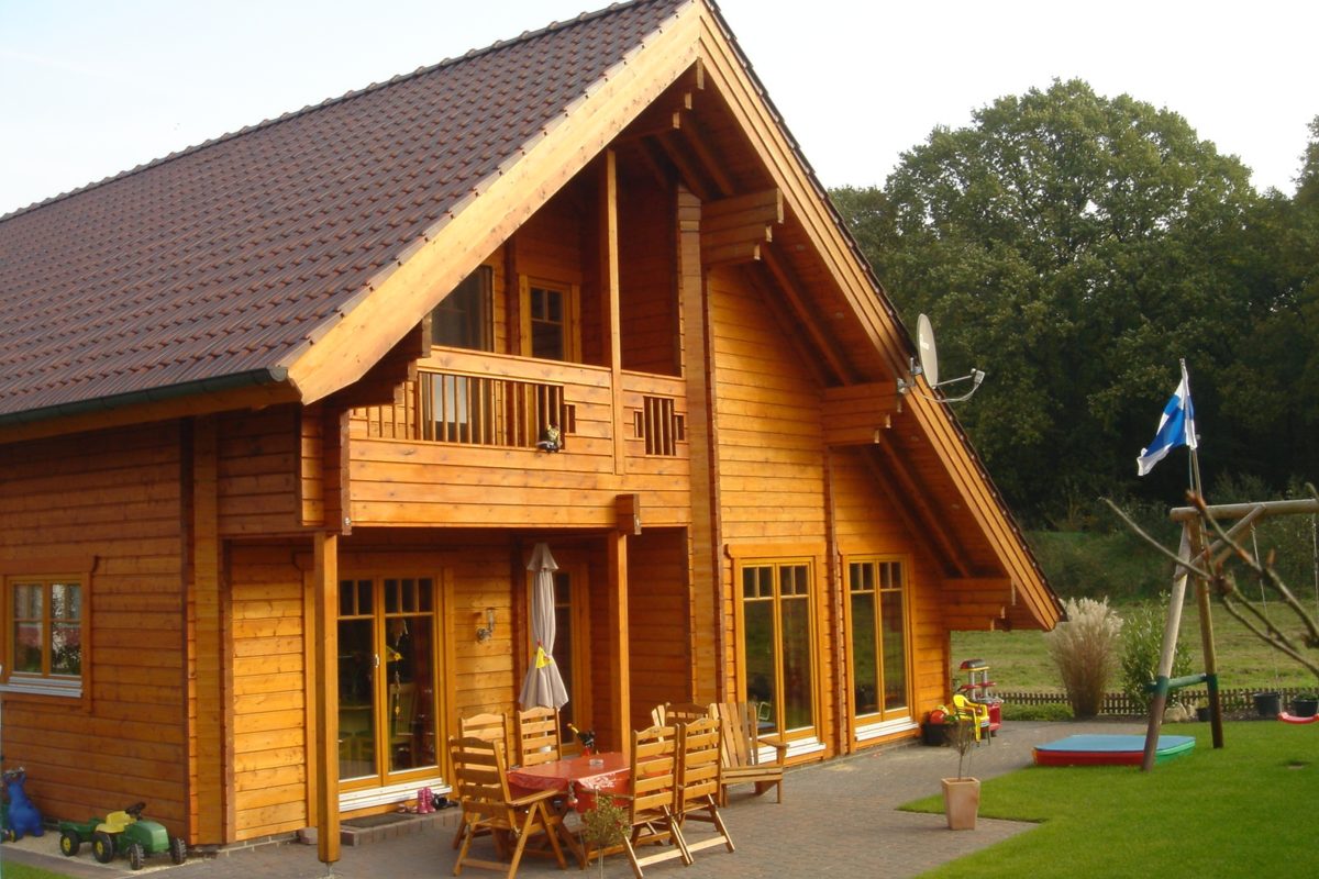 Holzhaus Remme - Eine Gruppe von Gartenstühlen sitzt auf einem Holzhaus - Haus