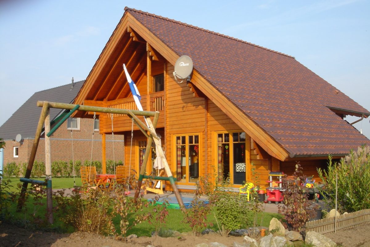 Holzhaus Remme - Ein großes Backsteingebäude mit Gras vor einem Haus - Haus