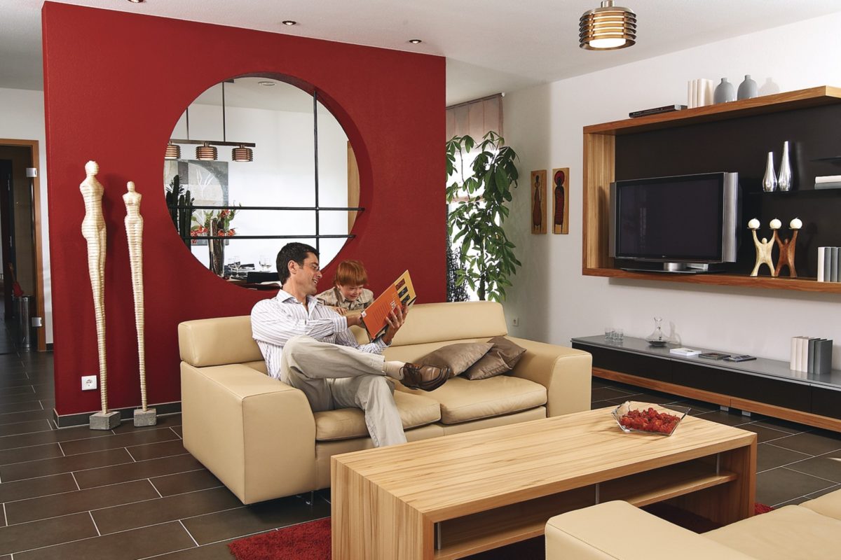Musterhaus Wadern-Nunkirchen - Ein Wohnzimmer mit Möbeln und einem Flachbildfernseher - Welt des Lebens