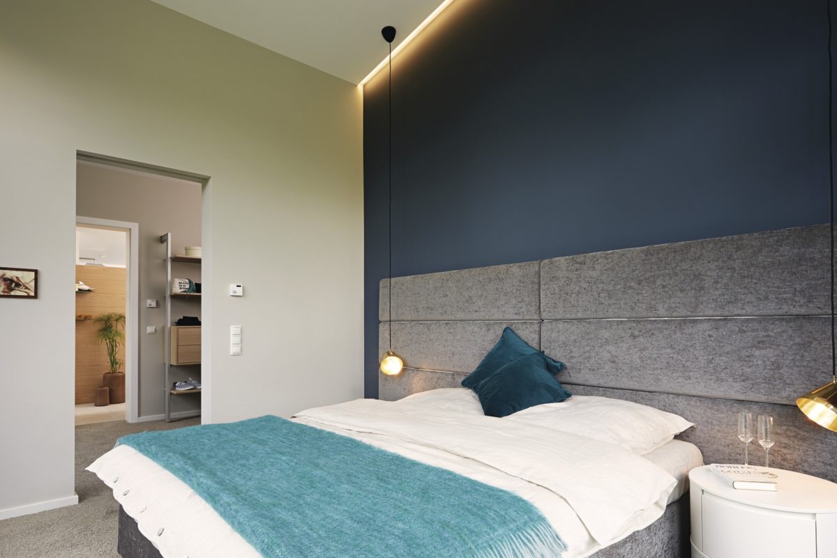 Musterhaus im Erlenpark - Ein Schlafzimmer mit einem Bett in einem Raum - Haus