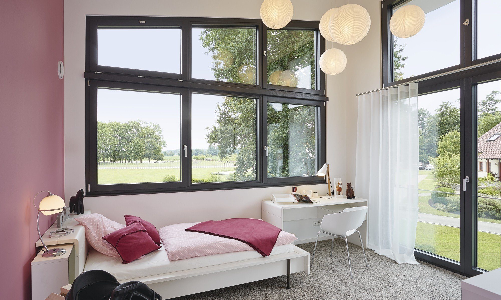 Musterhaus im Erlenpark - Ein Schlafzimmer mit einem großen Fenster - Welt des Lebens