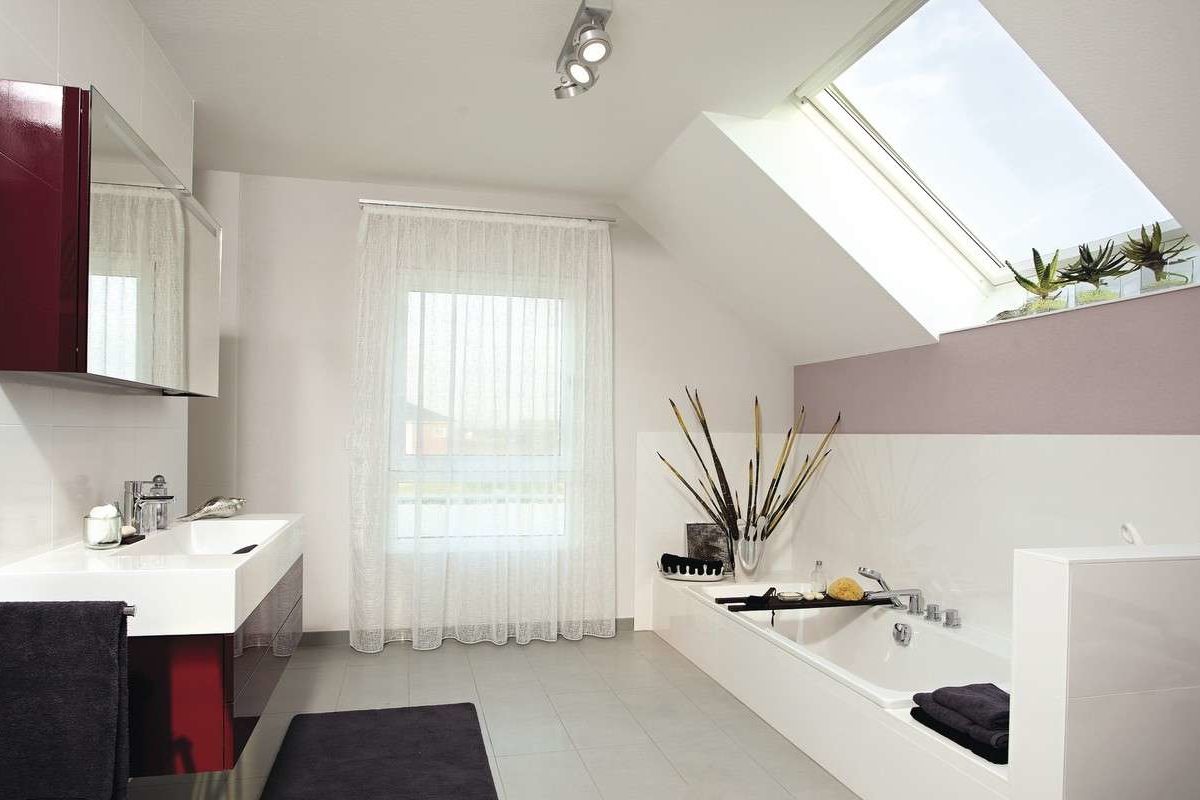 Musterhaus Köln Generation 5.5 - Eine große weiße Wanne neben einem Fenster - Bad