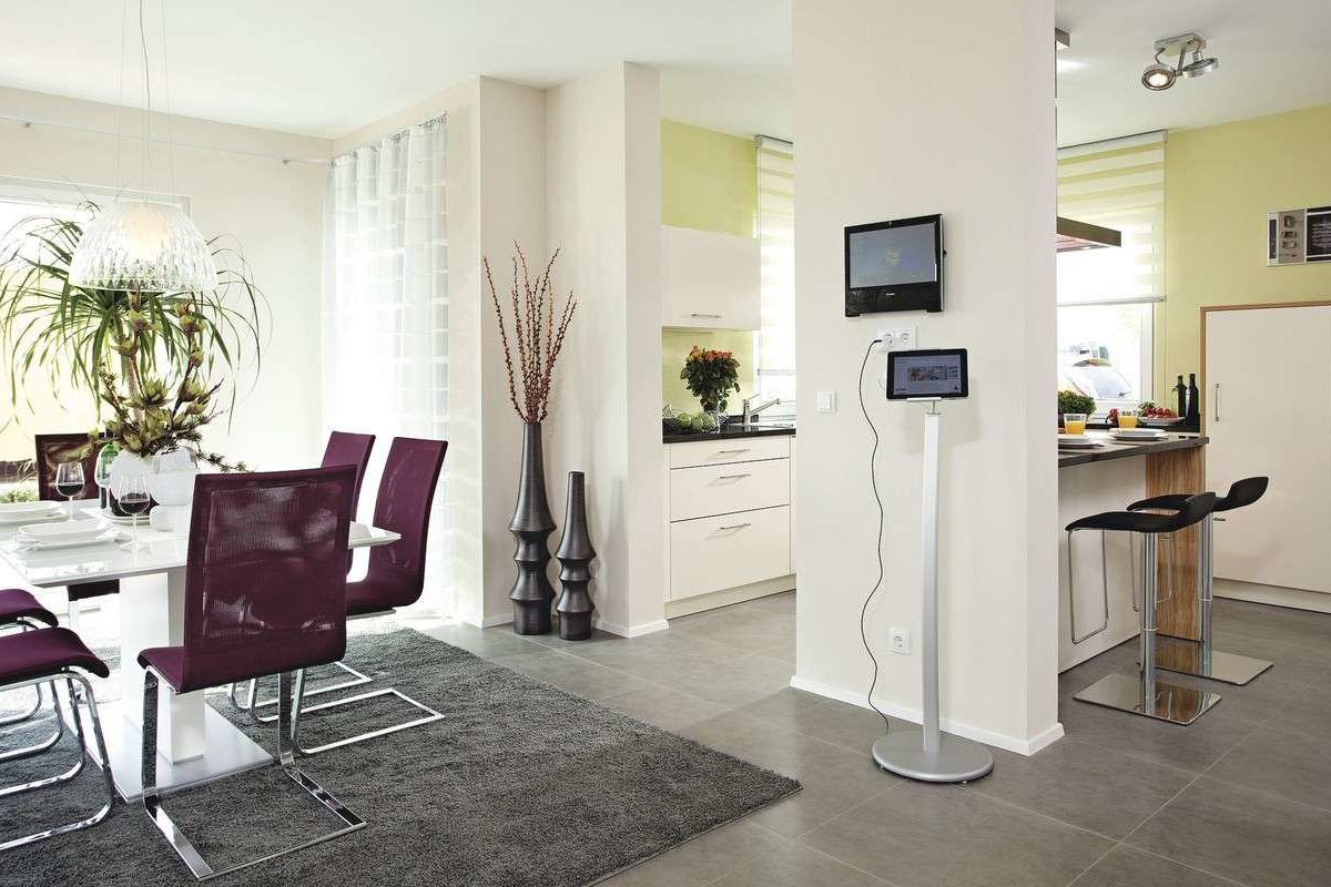 Musterhaus Köln Generation 5.5 - Ein Wohnzimmer mit Möbeln und einem Kamin - Interior Design Services