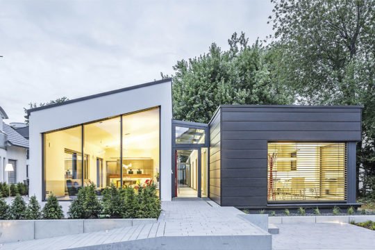 Musterhaus Fellbach Open - Eine Bank vor einem Gebäude - Luxhaus