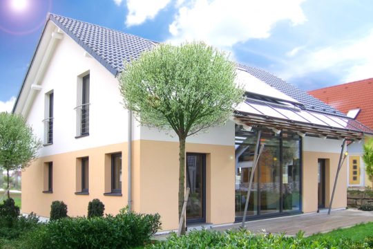 Musterhaus Fellbach - Ein haus mit büschen vor einem gebäude - Haus