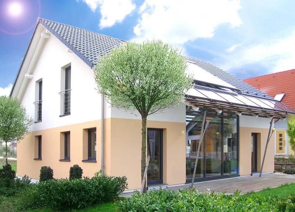 Musterhaus Fellbach - Ein haus mit büschen vor einem gebäude - Haus