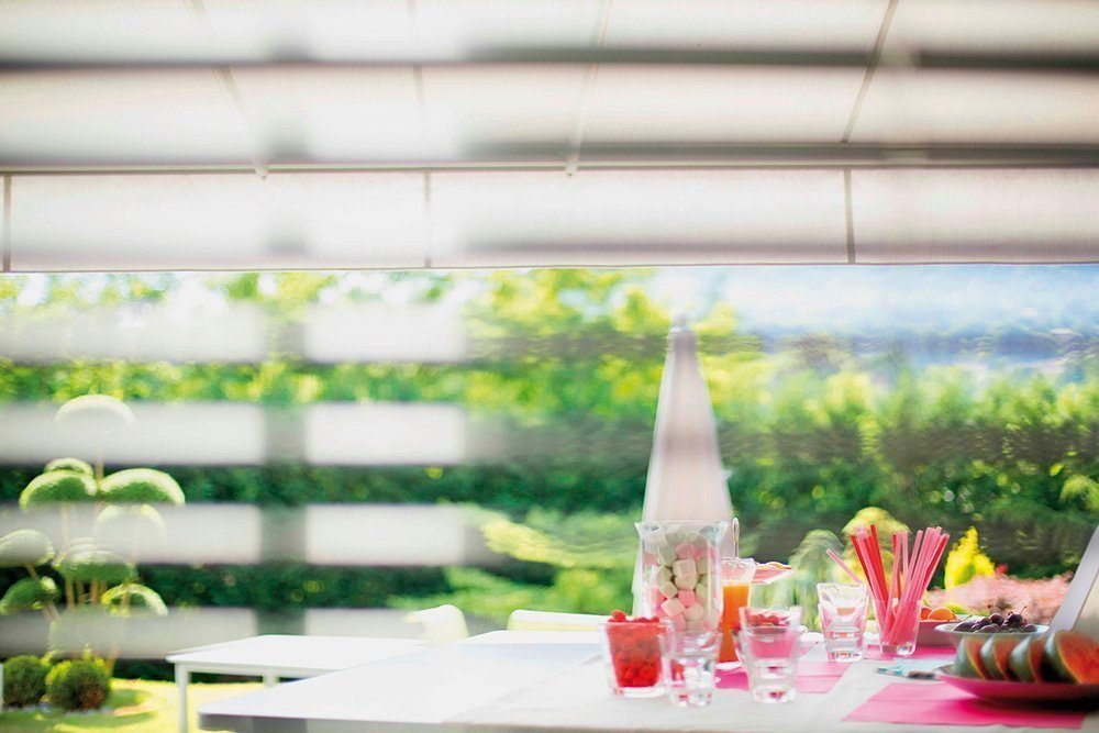 Sommerlicher Wärmeschutz für Fenster - Eine Blumenvase auf einem Tisch - Wärmeschutz