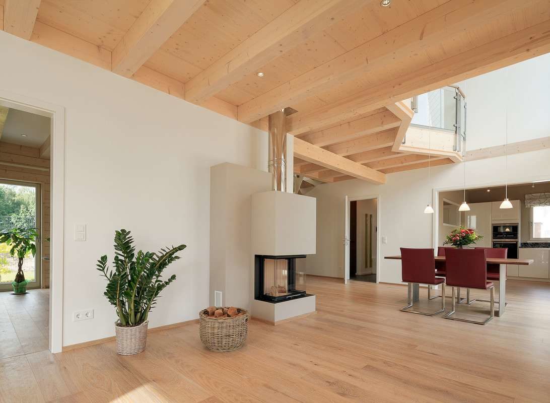 Musterhaus Traubeneiche - Ein Wohnzimmer mit Möbeln und einem großen Fenster - Wohnung