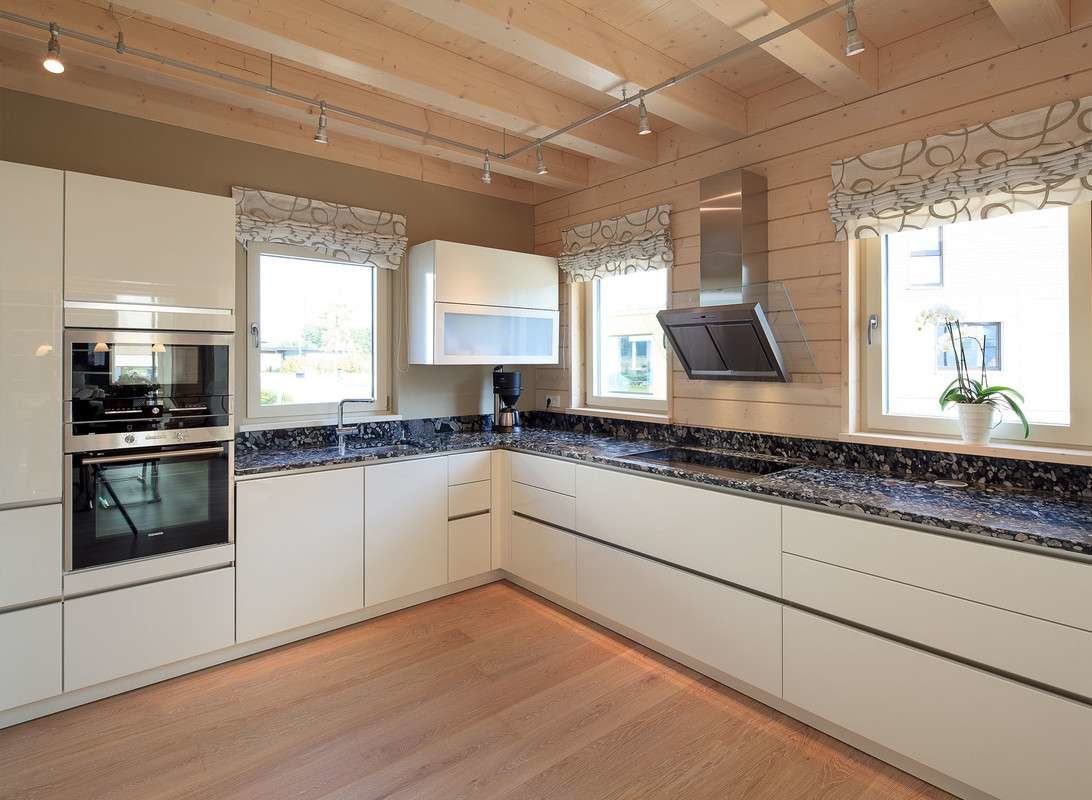 Musterhaus Traubeneiche - Eine Küche mit einem großen Fenster - Küchenschrank