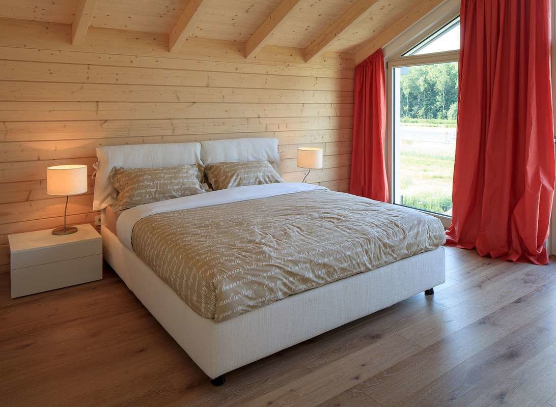 Musterhaus Traubeneiche - Ein Schlafzimmer mit einem großen Bett in einem Raum - Schlafzimmer
