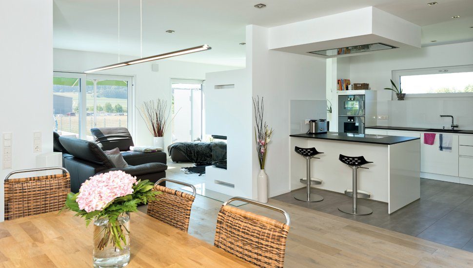 Luxhaus Haustest - Ein Wohnzimmer mit Möbeln und Blumenvase auf einem Tisch - Luxhaus