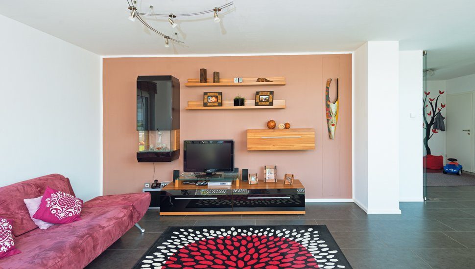 Fingerhut Haustest - Ein Wohnzimmer mit Möbeln und einem Flachbildfernseher - Interior Design Services