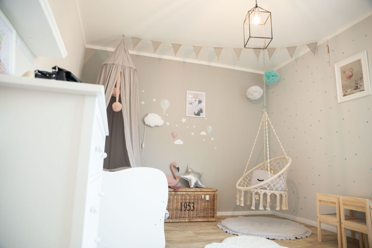 Musterhaus Flamingo - Ein Schlafzimmer mit einem Bett und einem Spiegel - Interior Design Services