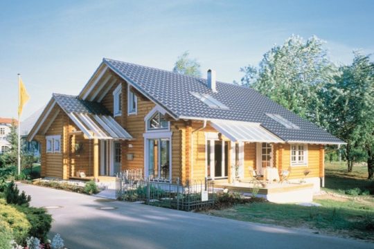 Musterhaus Mannheim - Ein Haus, das am Straßenrand geparkt ist - Holzhaus