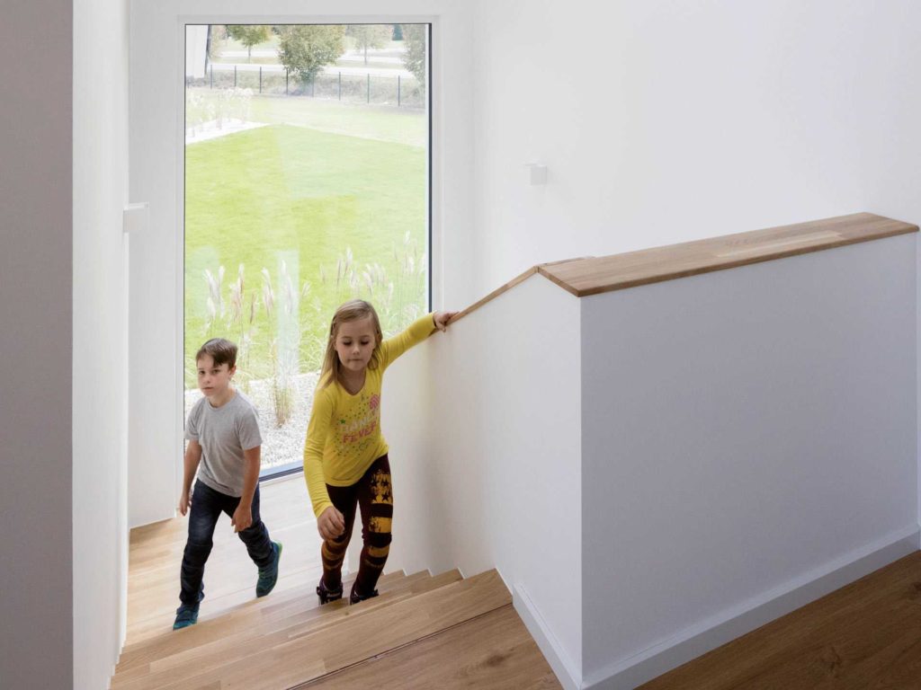 Musterhaus Günzburg - Eine Person, die neben einem Fenster steht - Haus