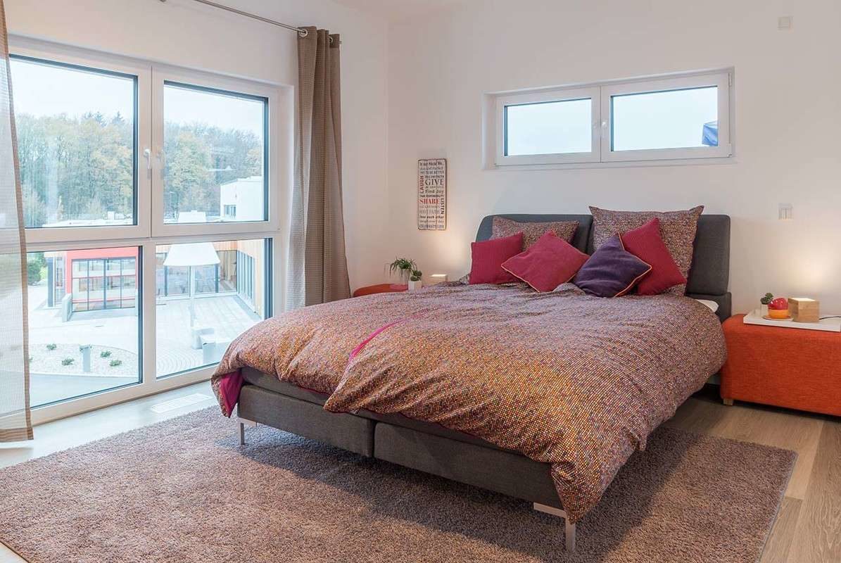 City Villa 1 - Ein Schlafzimmer mit einem Bett und Fenster in einem Raum - Quadratmeter