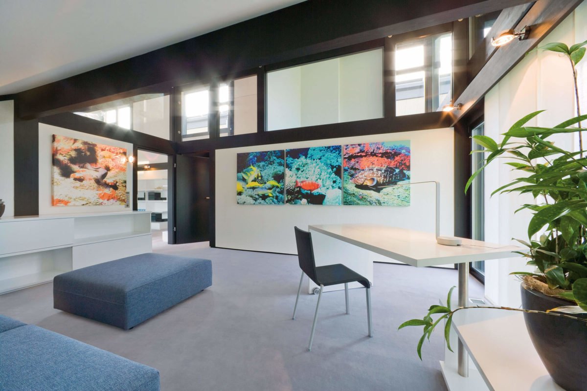 HUF HAUS Musterhaus Hartenfels - Ein Raum voller Möbel und Blumenvasen auf einem Tisch - Interior Design Services