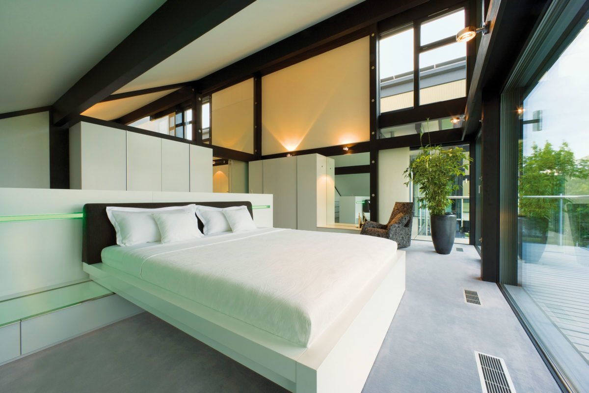 HUF HAUS Musterhaus Hartenfels - Ein Schlafzimmer mit einem großen Bett in einem Raum - Huf Haus
