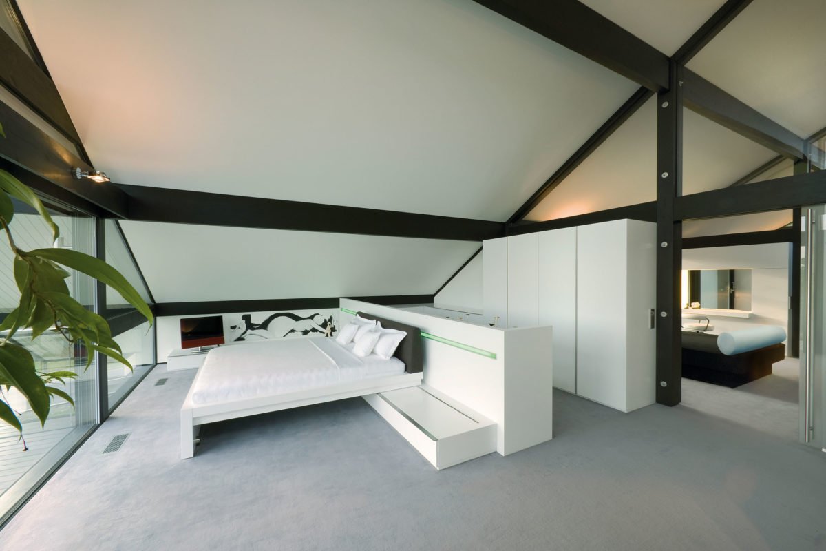 HUF HAUS Musterhaus Hartenfels - Ein großes weißes Bett in einem Raum - Haus