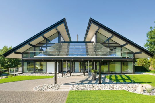 HUF HAUS Musterhaus Hartenfels - Eine große Wiese vor einem Haus - Huf Haus