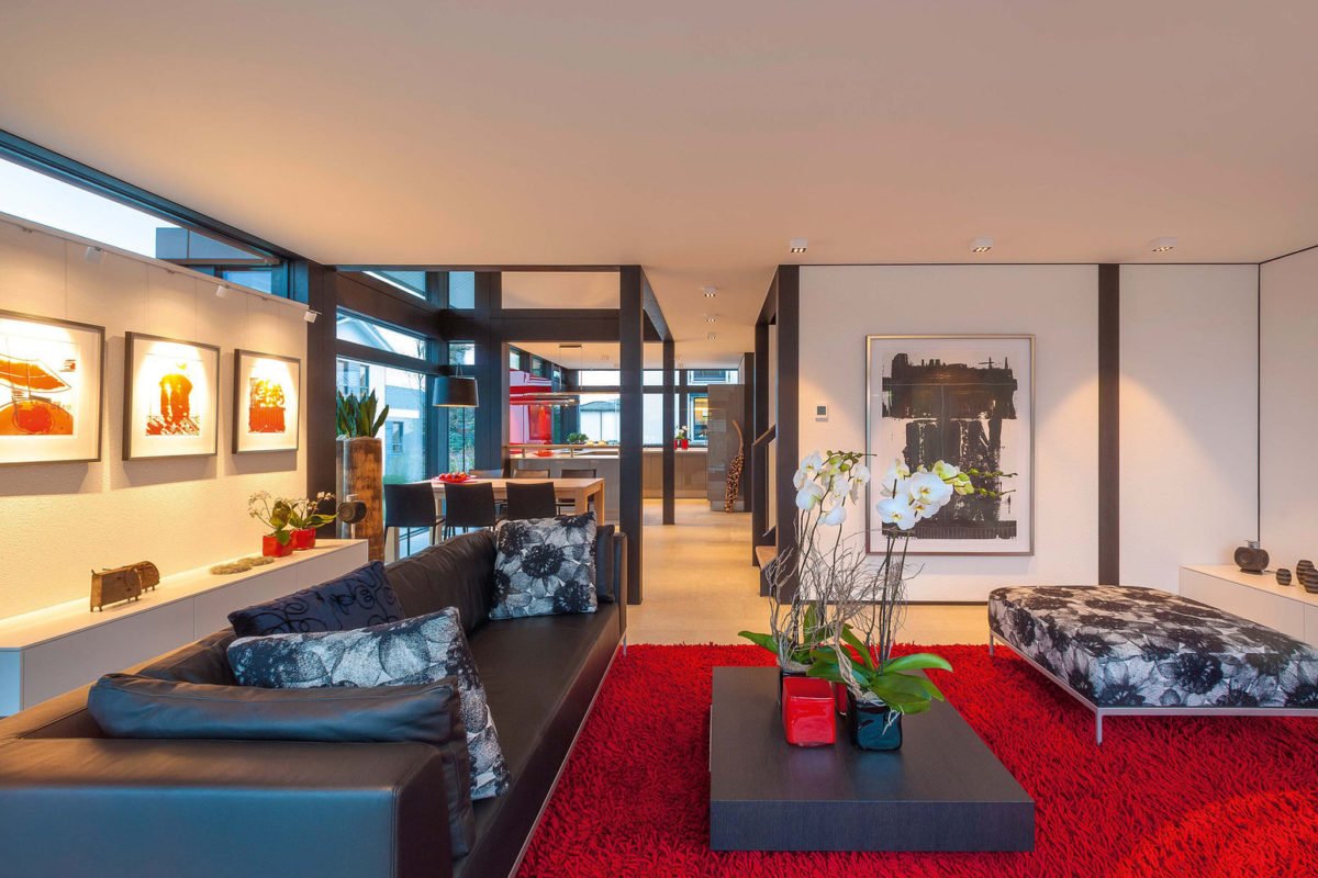 HUF HAUS Musterhaus Wuppertal - Ein Wohnzimmer mit Möbeln und einem Flachbildfernseher - Interior Design Services