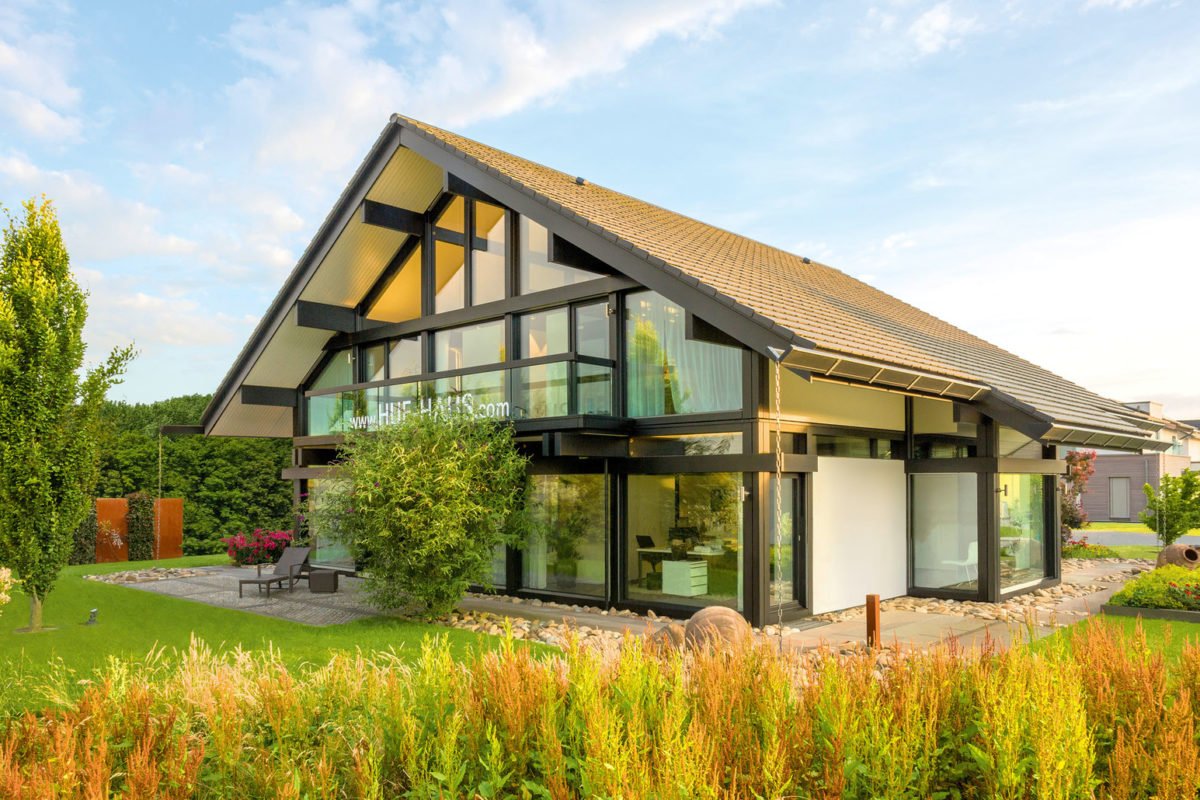 HUF HAUS Musterhaus Köln - Ein Haus mit einer Wiese - Haus