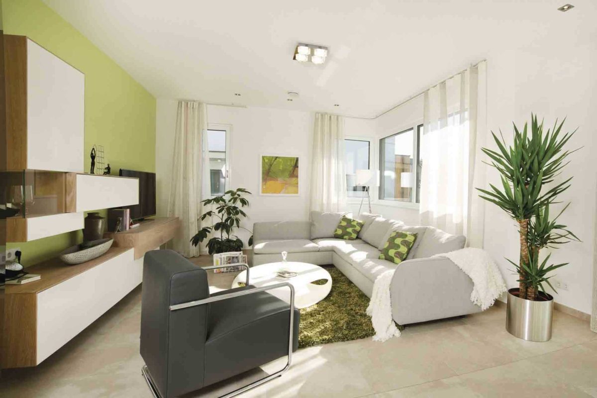 Musterhaus Balance 250 - Ein Wohnzimmer mit Möbeln und einem großen Fenster - WeberHaus