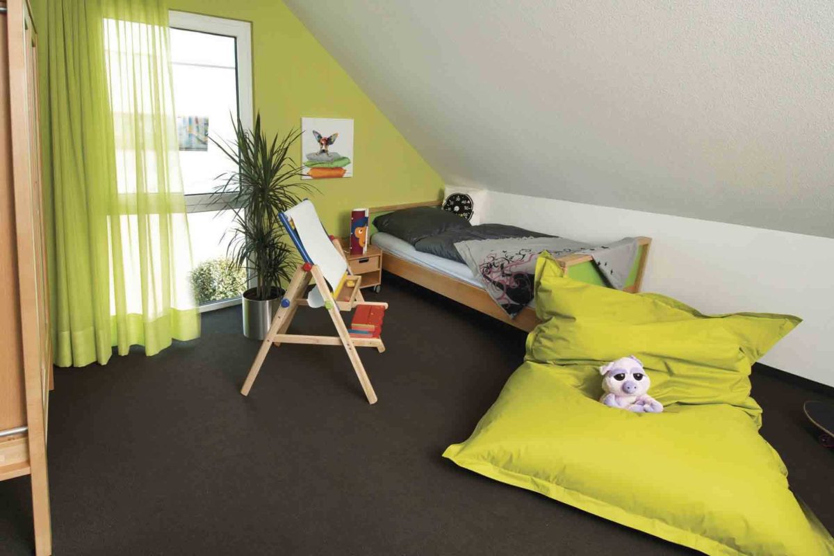 Musterhaus Balance 250 - Ein Schlafzimmer mit einem Bett und einem Schreibtisch in einem Raum - Bettrahmen