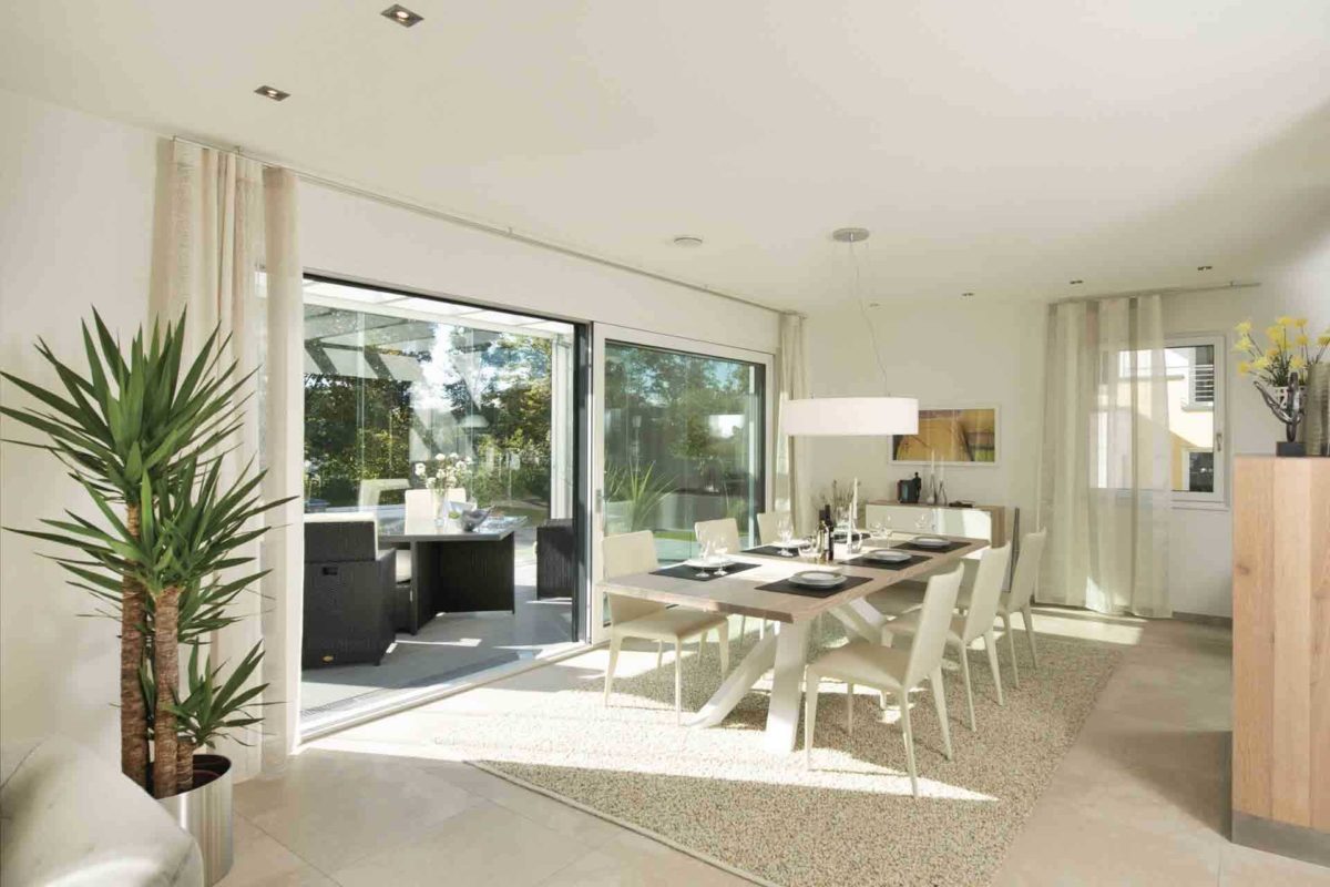Musterhaus Balance 250 - Ein Wohnzimmer mit Möbeln und einem großen Fenster - WeberHaus