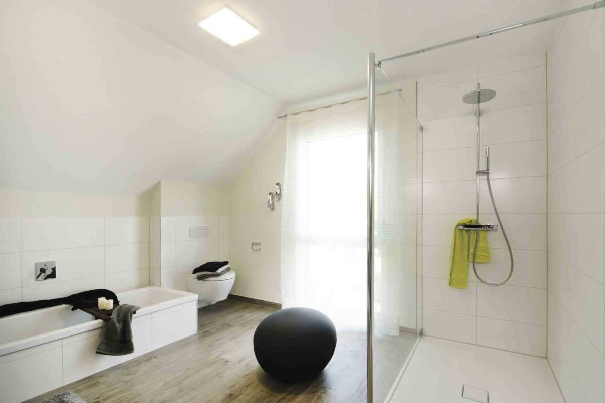 Musterhaus Balance 250 - Ein Raum mit weißen Wänden - WeberHaus