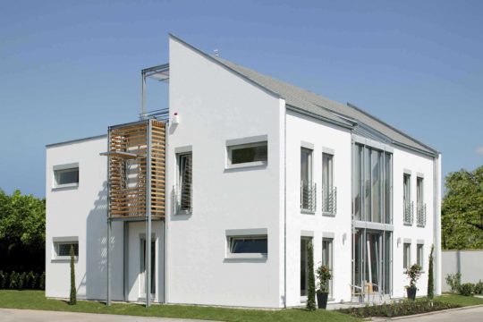 Musterhaus Mannheim - Ein großes weißes Gebäude - Haus