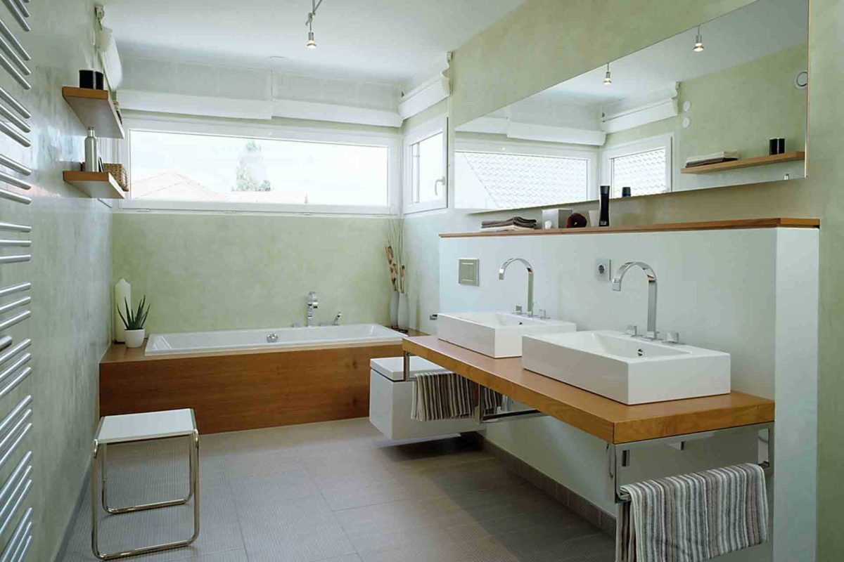 Musterhaus Mannheim - Eine küche mit waschbecken und spiegel - LUXHAUS Musterhaus Mannheim