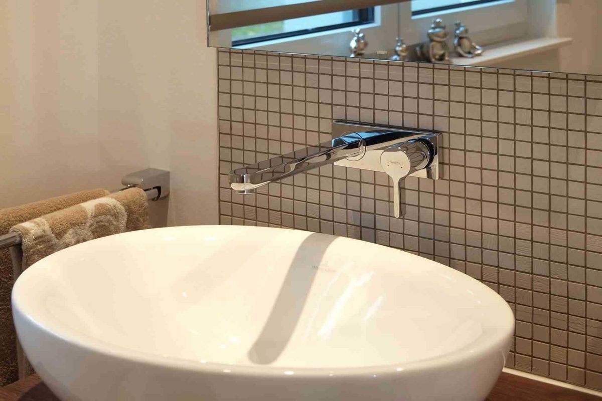 Musterhaus Bad Vilbel - Eine große weiße Wanne neben einem Waschbecken - Bad
