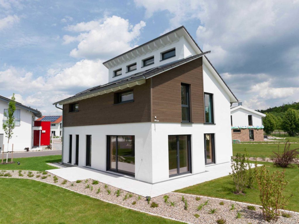 Musterhaus Günzburg - Eine große Wiese vor einem Haus - Haus